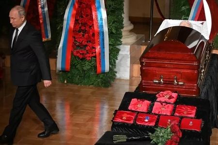 Putin Jirinovski ilə vidalaşdı - VİDEO 
