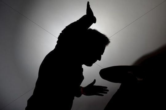 Bakıda dərsə gecikən şagird müəllimi döydü 