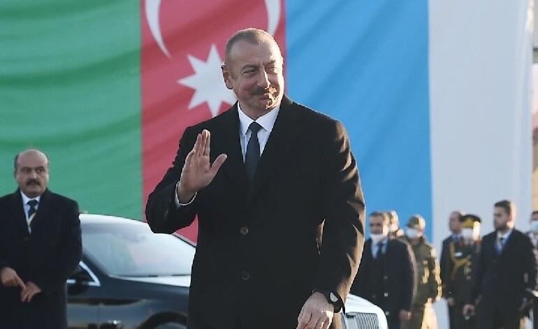 Əliyevin hədəfi: Birbaşa dialoq, Xankəndidə bayraq 
