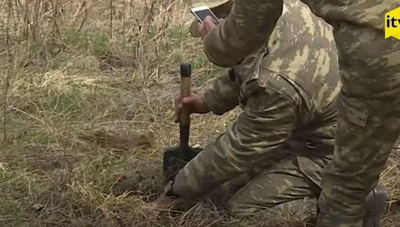 Kəlbəcərdə 20 nəfəri daşıyan avtobusun yolu üzərində mina... 