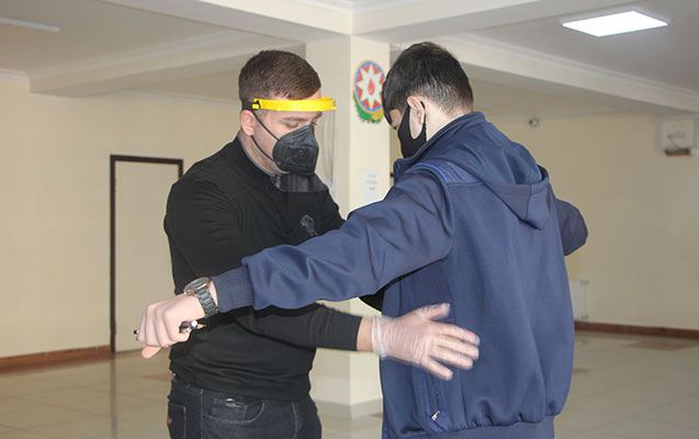 Qayda pozan 15 nəfər imtahandan çıxarılıb 