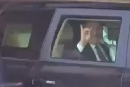 Çavuşoğlu etiraz edən ermənilərə “Bozqurd” işarəsi ilə cavab verib - Video
