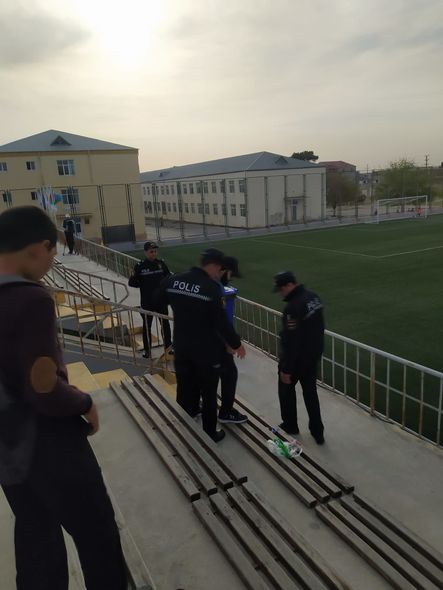 Bakıda polis azarkeşi stadiondan QOVDU - Mübahisə düşdü - Fotolar