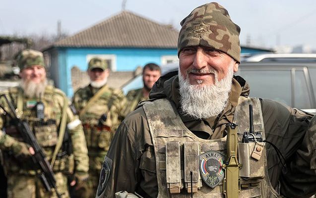 Putin Donbasda döyüşən deputatı təltif etdi 