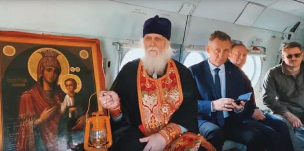 SON DƏQİQƏ! Rusiyada qəribə olay - Rus keşişlər hərbi helikopterlə havadan xeyir-dua göndərdilər...