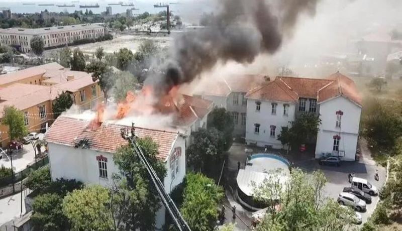 İstanbulda xəstəxanada yanğın olub 