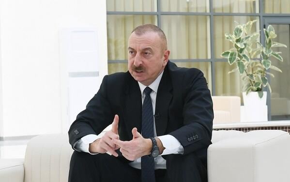 Əliyevdən Makrona: Onlar ərazimizdən çıxarılmalıdır! 