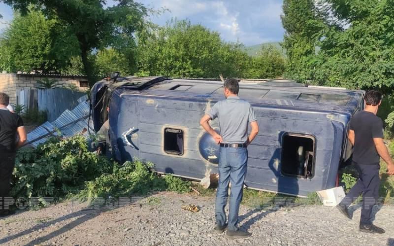 Şəkidə mikroavtobus qəzaya uğradı - YARALILAR VAR