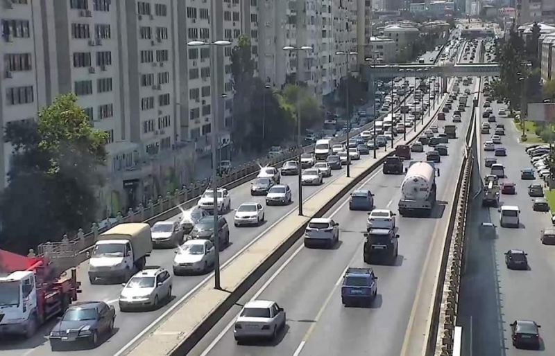 Yolda təmir \"Koroğlu\" metrostansiyası istiqamətində sıxlıq yaradıb - FOTO 