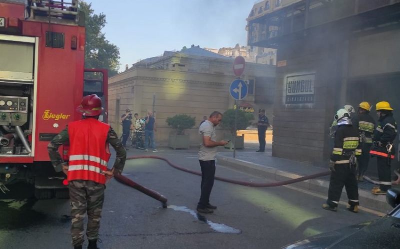 Bakıda \"Yüngül cinayətlər\" restoranında yanğın başlayıb 