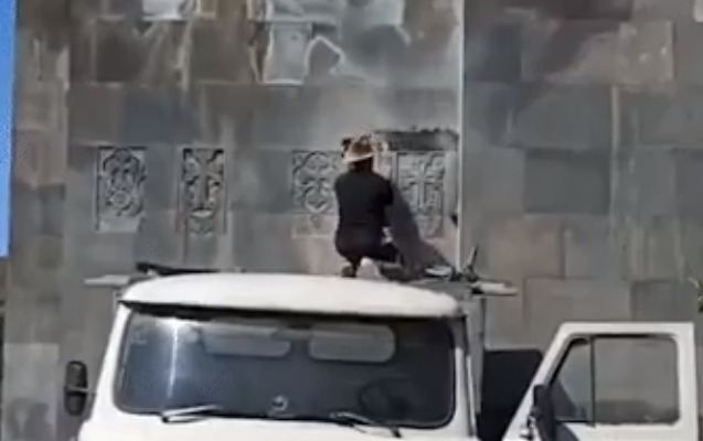 Laçını tərk edən ermənilər kilsəyə belə ziyan vurur - Video