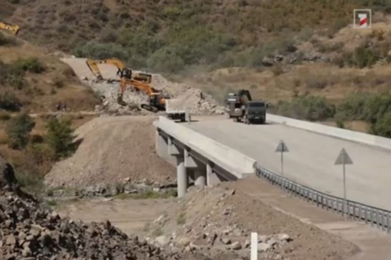 Laçın dəhlizinə alternativ yolun Ermənistan hissəsi tikilir 