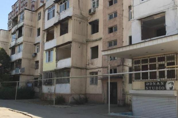Bakıda yaşayış binası sökülür - Foto