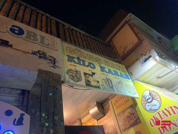 Bakıda gənc qız kafenin ikinci mərtəbəsindən özünü yerə atıb - FOTO 