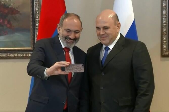 Mişustin Paşinyana zəng etdi 