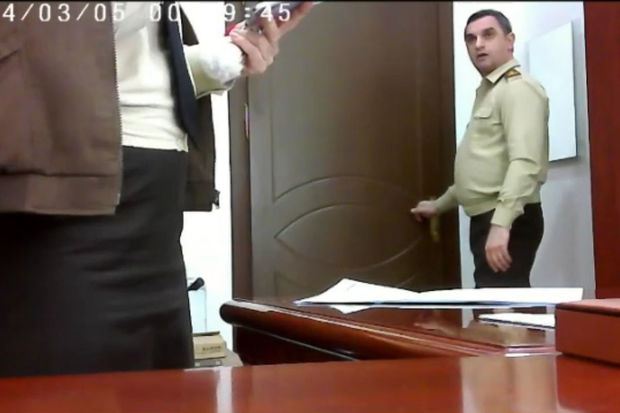 İntim videoları yayılan polkovnik saxlanıldı: Rütbəsi geri alındı