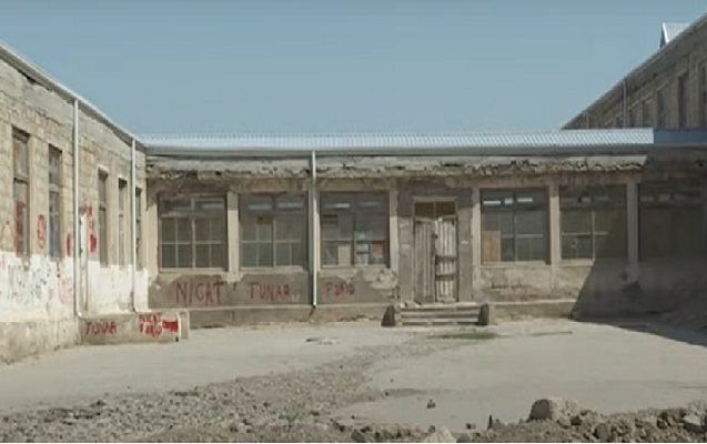 Bu məktəbin şüşələri yoxdur, döşəməsi isə çürükdür - Video