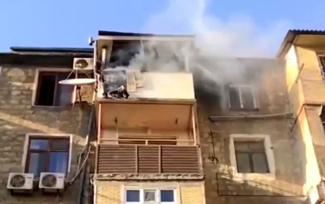 Bakıda yaşayış binasında yanğın olub - Video 