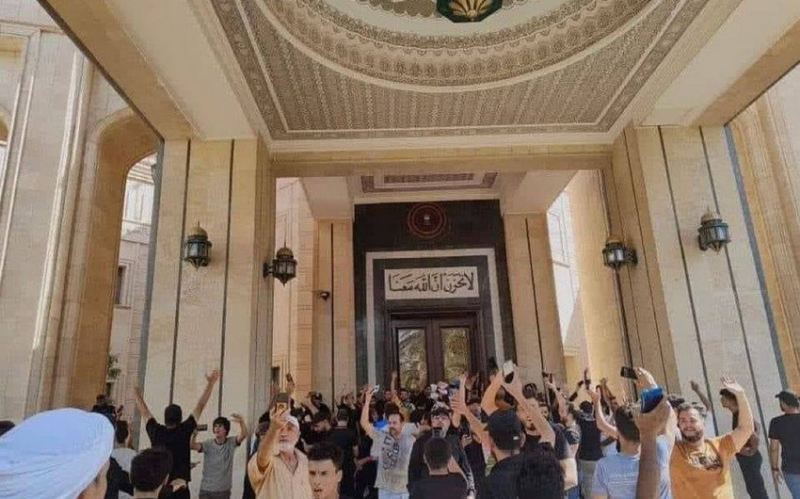İraqda etirazçılar Respublika Sarayına soxulublar 