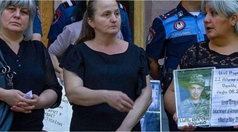 44 günlük müharibədə məhv edilən erməni əsgərlərinin anaları Paşinyanın həbsini tələb etdilər 