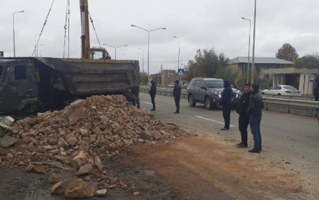 Yevlaxda iki yük maşını toqquşdu 