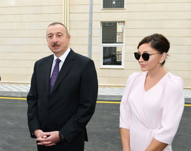 İlham Əliyev və Mehriban Əliyeva Orta Zəyziddə istehsal müəssisəsində yaradılan şəraitlə tanış olublar