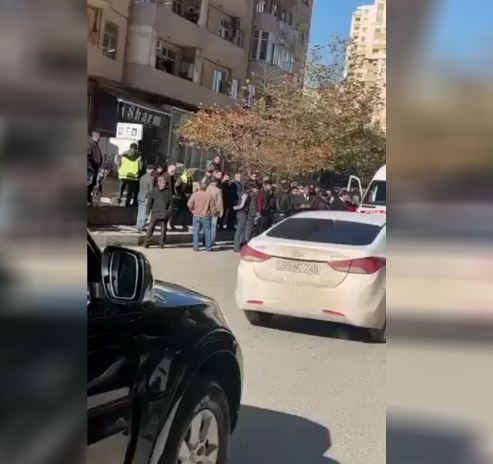 Bakıda küçə ticarəti ilə məşğul olan müharibə iştirakçısı özünü yandırmağa cəhd etdi - VİDEO