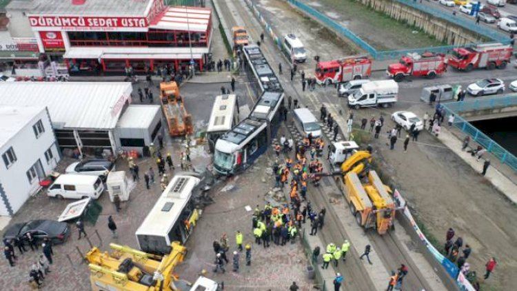 İstanbulda FACİƏ: Tramvay avtobusla toqquşdu, Yaralananlar var