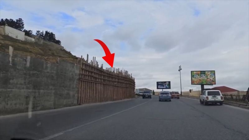 Günəşli yolunu qəbristanlığa çevirirlər - Yolu kim satıb? - VİDEO