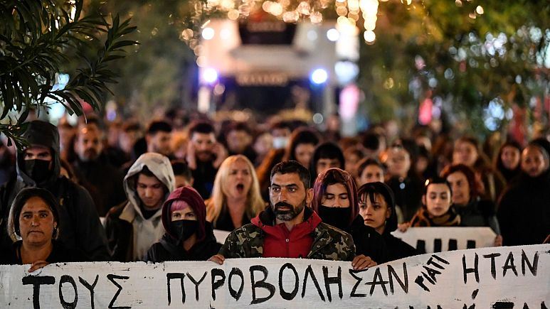 Yunanıstanda polis gülləsindən ağır yaralanan qaraçı gənclərə görə etiraz aksiyası 