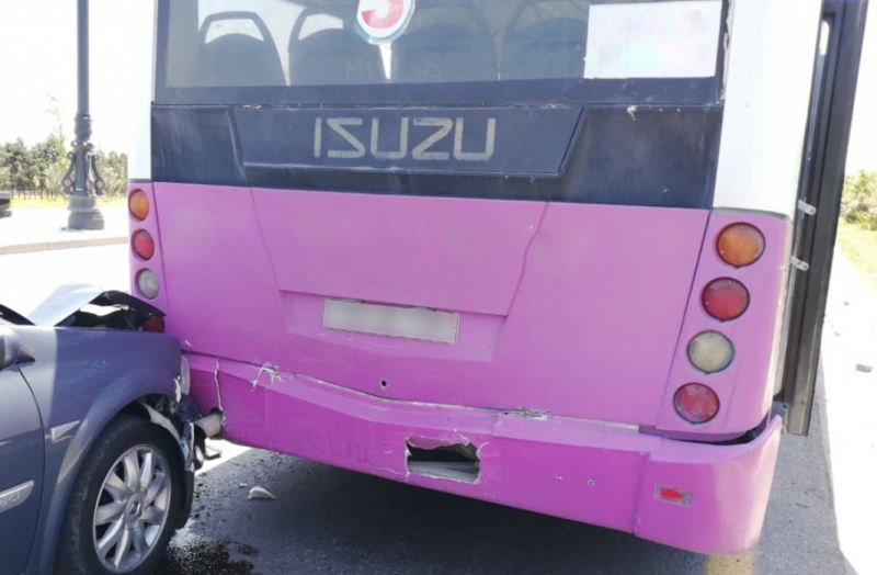 Bakıda avtobusla minik avtomobili toqquşdu 