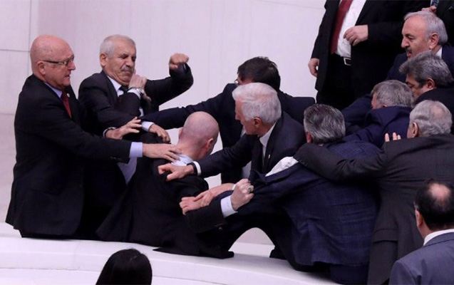 Türkiyədə əlbəyaxa dava edən millət vəkilinə cəza verildi - Video