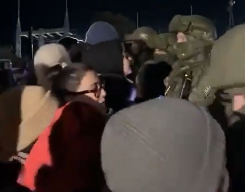 Aksiya iştirakçıları Rusiya sülh məramlılarının önündə \"Sarı gəlin\" ifa ediblər - VİDEO - YENİLƏNİB