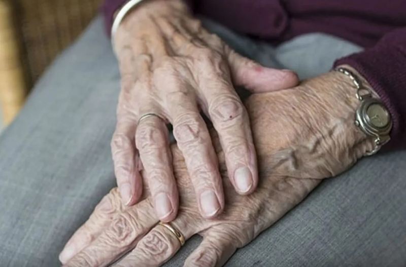 Ölən atasının pensiyasını ala bilmək üçün meyiti evdə gizlətdi 