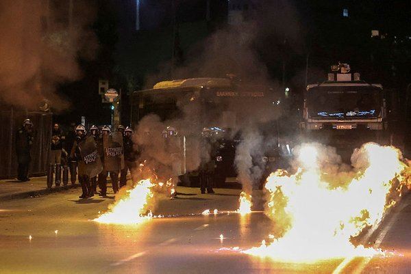 Yunanıstanda küçələr döyüş meydanına çevrilib! Gərginlik get-gedə artır: “Qatil” şüarları...
