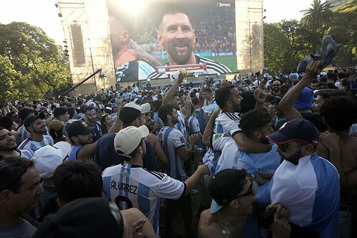Buenos-Ayresdən möhtəşəm görüntülər - Maradonanın evini də tutdular - FOTOLAR