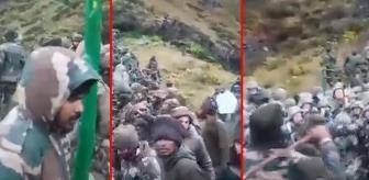 Dünyanı narahat edən görüntülər! 2 ölkənin əsgərləri sərhəddə dəyənək və daşla döyüşdü - VİDEO