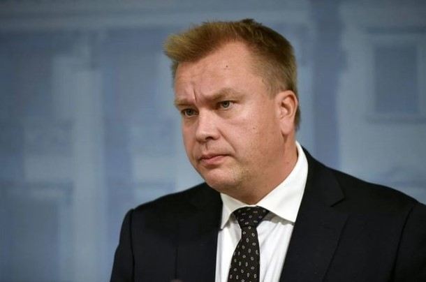 Finlandiyanın müdafiə naziri uşağına görə vəzifəsindən ayrıldı - FOTO 