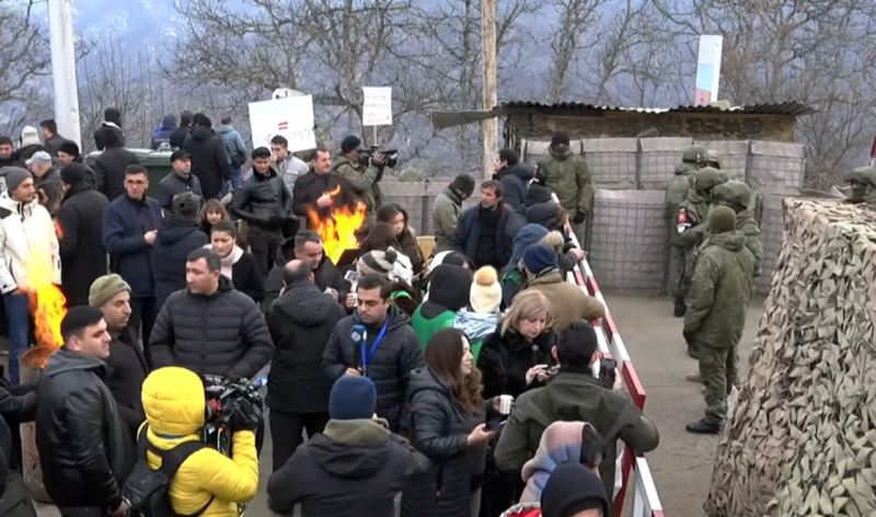 Xankəndi yolunda etiraz aksiyası iştirakçılarının sayı artır - YENİLƏNİB + CANLI YAYIM
