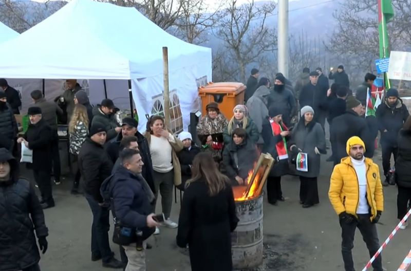 Aksiyanın 4-cü günü də Azərbaycan himni ilə başladı - CANLI