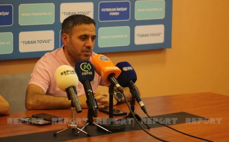 Ayxan Abbasov: \"Artıq ikinci oyundur rəqibə penalti \"hədiyyə edirik\" 