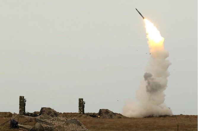 Ruslar 6 vilayətə S-300-lə hücuma keçdi: İkimərtəbəli bina vuruldu -FOTO