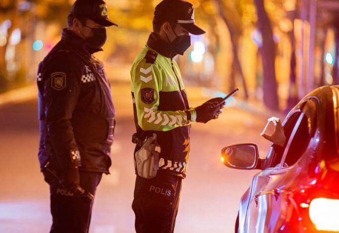 Polis tanınmış qadın müğənnini saxladı - Bir stəkan içibmiş... - FOTO