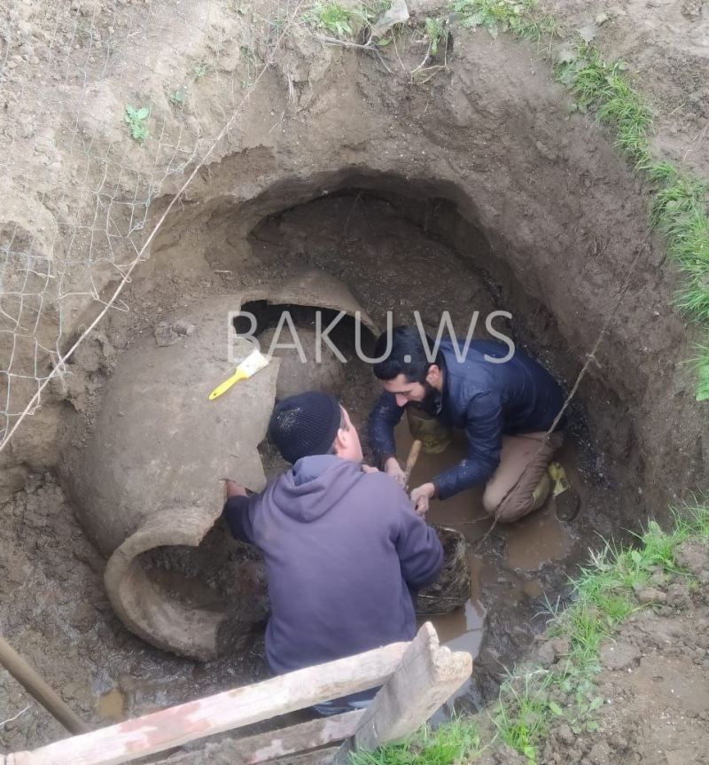 Azərbaycanda həyətində qazıntı aparan şəxs unikal küp tapıb polisə xəbər verdi - FOTO