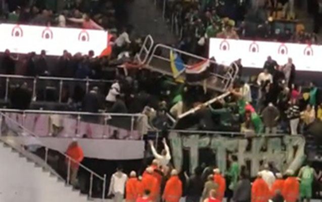 Misirdə basketbol oyunu zamanı tribuna çökdü - Xeyli sayda yaralı var