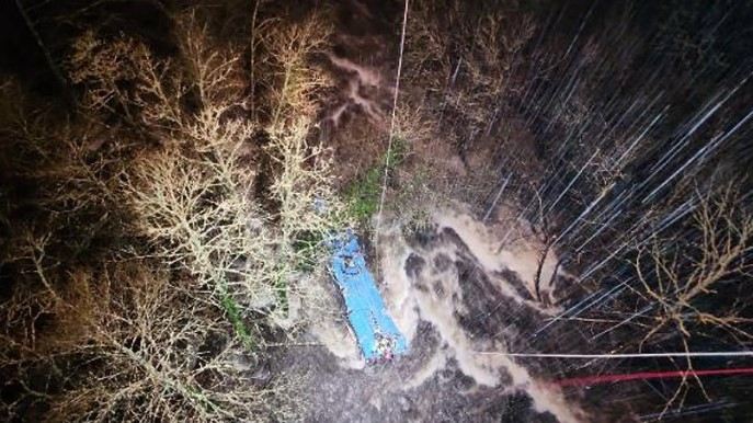 Sərnişin avtobusu yoldan çıxıb uçurumdan çaya uçdu: 6 ölü