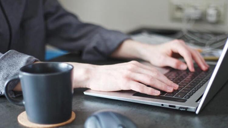 Ofis kompüterindən 275 saat oyun oynadı, maaşı kəsildi!
