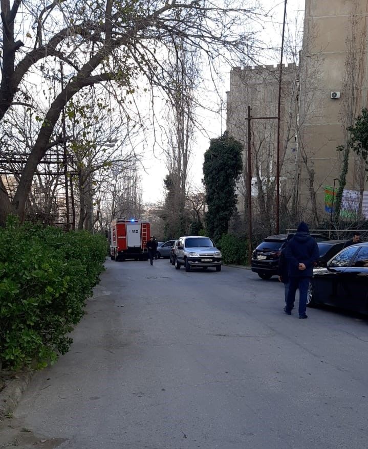 Bakıda yaşayış binasında partlayış: Xəsarət alan var - FOTOLAR