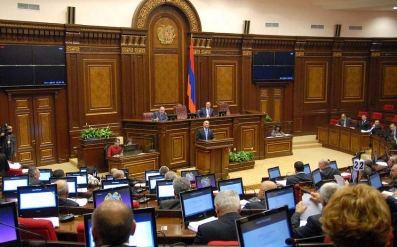 Ermənistanda nazir prezidentliyə namizədliyini irəli sürüb 