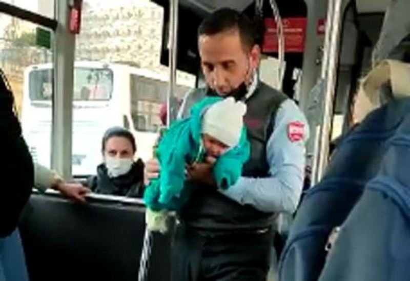Avtobusu saxlayıb, ağlayan uşağı sakitləşdirdi- Sürücü bu gün fenomen oldu VİDEO